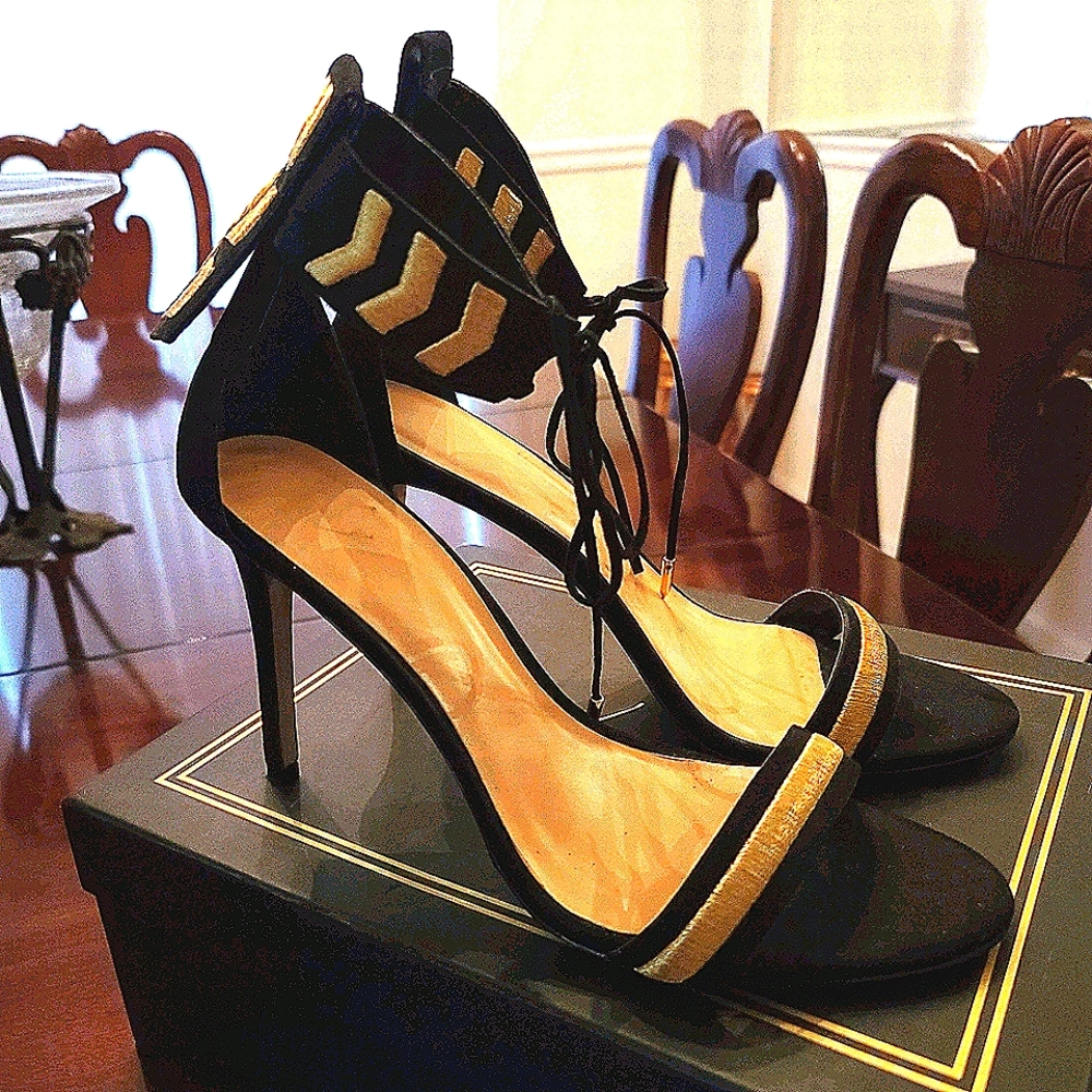 Daya by Zendaya Blk and Gold 4' sandal nearly new
